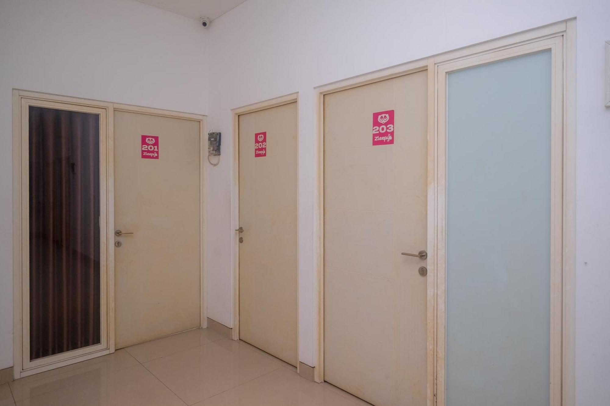 Reddoorz Syariah Near Simpang Lima Semarang Hotel Jomblang Exterior photo